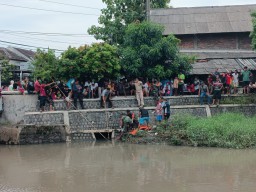 Babinsa Koramil 0816/01 Sidoarjo Kota bantu evakuasi penemuan mayat di perairan sungai