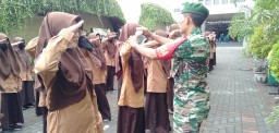 PENTINGNYA KEDISIPLINAN, KORAMIL 0816/16 WARU BERIKAN MATERI DISIPLIN PELATIHAN PADA SISWA /SISWI SMP ALFALAH DARUSSALAM