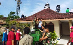Babinsa Koramil 0816/06 Tanggulangin Bantu Perbaikan Mushola Tingkatkan Kenyamanan Ibadah