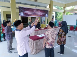 Babinsa Koramil 0816/11 Tarik Serma Junaidi Hadiri Pelantikan Dan Bimtek Pantarlih Di Desa Mindugading