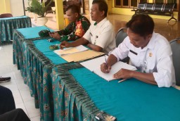 Babinsa Koramil 0816/05 Serma Edi & Bhabinkamtibmas Aipda Rully, Hadiri Rapat Penataan Pedagang Kaki Lima Warga Desa