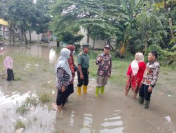 "DANRAMIL 14 TAMAN DAN FORKOPIMKA KECAMATAN TAMAN TINJAU LOKASI FLOOD"