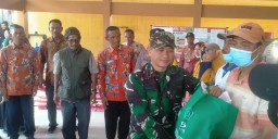 Danramil 0816/06 Bersama Bupati Sidoarjo Meninjau Lokasi Banjir Dan Bagikan Bantuan Sembako