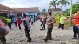 Danramil Beserta Anggota Koramil 05/Tulangan Senam Pagi Bersama Warga Dan Muspika