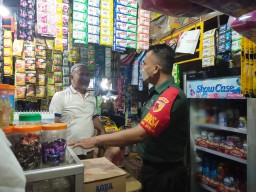 Babinsa Koramil 0816/01 Sidoarjo melaksanakan Komsos dengan pedagang pasar Suko Sidoarjo.