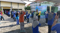 KORAMIL 0816/16 WARU BERSAMA FORKOPIMKA WARU MELAKSAKAN SENAM SKJ 88.DIHALAMAN KANTOR KORWIL P&K DESA TROPODO KEC. WARU KAB. SIDOARJO