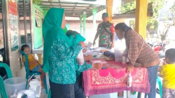 Babinsa Koramil 0816/12 Prambon pendampingan kegiatan Posyandu Balita di Pos Kesehatan Desa Wirobiting