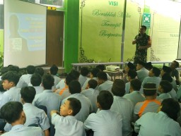 Babinsa 0816/01 Sidoarjo Go to Scholl ke SMP Islam Sidoarjo.