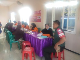 Babinsa Suko Koramil 0816/01 turun ke desa pendampingan Posyandu balita.