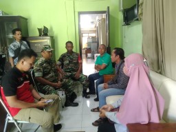 Babinsa Koramil 0816/01 mempertemukan keluarga yang terpisah 15 tahun.
