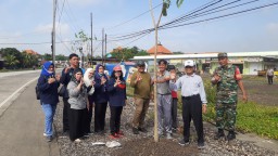 Babinsa Koramil 05/Tulangan Koptu Ikwan Dampingi Karya Bakti Siswa Siswi Mtsn 4 Sidoarjo