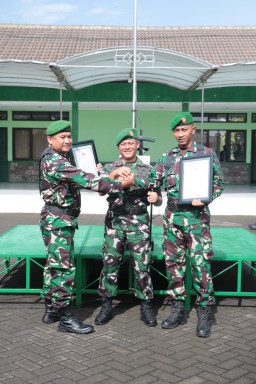 Dandim 0816/Sidoarjo berikan penghargaan kepada Babinsa yang berprestasi