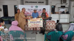 BABINSA KORAMIL 0816/16 WARU MENDAMPINGI PEMBAGIAN BLT DESA