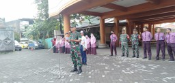 TANAMKAN DISIPLIN SEJAK DINI KORAMIL 0816/16 WARU MELAKSANAKAN PROGRAM BABINSA MASUK SEKOLAH KEPADA SISWA/SISWI SMP ALFALAH ASSALAM