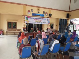 Babinsa Koramil 0816/12 Prambon dampingi pendistribusian BLT DD tahap I Desa Bulang