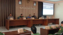 Danramil 0816/11 Tarik Hadiri Rapat Pembinaan Linmas Di Aula Kec Tarik
