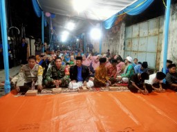 Tingkatkan Silaturahmi, Babinsa dan Bhabinkamtibmas Sukodono Hadiri Pengajian Umum