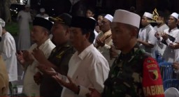 Babinsa Koramil 0816/01 desa Banjarbendo hadiri kegiatan isro' mi'roj di Masjid Pondok Mutiara.