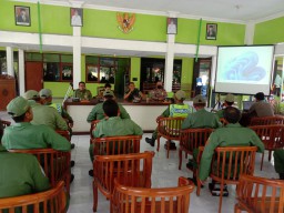 Danramil 0816/07 Krembung Hadiri Pembinaan Satlinmas di Kec. Krembung
