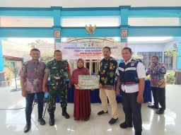 Babinsa 0816/01 Desa Lebo pendampingan pembagian BLT dana desa