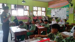 Babinsa Koramil 0816/05 Masuk Sekolah Siapkan Generasi Muda Berkarakter