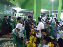 Bati Tuud Peltu Marjuki Mewakili Danramil 0816/05 Santunan Anak yatim dan Buka Bersama