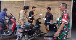 Babinsa 0816/01 Sidoarjo menciptakan rasa aman di wilayah dengan sosialisasi bahaya balap liar.