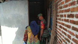 Pembangunan Jamban Bagi Warga Desa Becirongengor Oleh Babinsa Koramil 0816/13 Wonoayu