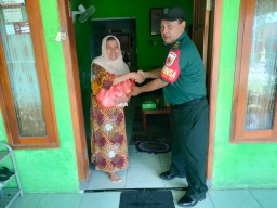 Babinsa Ramil 0816/07 Krembung Laksanakan Pembagian Sembako di Desa Rejeni Kec. Krembung