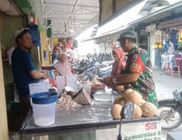 Babinsa Koramil 15/Sukodono Cek Harga Sembako Di Pasar Tradisional