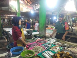 Serma Sri Irmawanto Laksanakan Monitoring Harga Bahan Pokok di Pasar Krembung