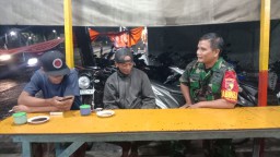 Babinsa Koramil 0816/12 Prambon jalin silahturahmi dengan warga