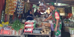 Monitoring Harga Bahan Pokok, Babinsa Koramil 0816/11 Tarik Cek Harga Di Pasar Tradisional Kec Tarik