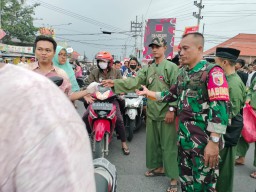 Berkah Ramadhan, Babinsa Koramil 15/Sukodono Bagikan Takjil Bersama Perguruan Silat