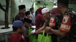 KORAMIL 0816/13 WONOAYU MEMBERIKAN SANTUN KEPADA ANAK YATIM PIATU