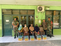Sinergitas Koramil 0816/01 dengan Pemdes Banjarbendo Sidoarjo berikan bantuan sembako.