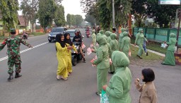 Anggota Koramil 0816/12 Prambon bagikan takjil gratis