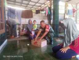 Babinsa Koramil 0816/01 Kelurahan Pucang Anom berikan bantuan pangan.