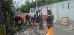 Bati Tuud Peltu Marjuki Bersama Babinsa 0816/05 Tulangan Renovasi Rumah Warga di Wilayah Binaan