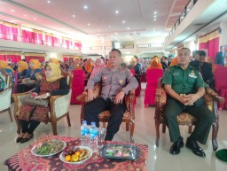 Pelda Listiawan Babinsa Koramil 0816/11 Tarik Hadiri Wisuda Purnawiyata Siswa-siswi SMAN 1 Tarik