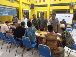 Serma Sukardi & Serma Edi Pendampingan kegiatan rapat Forum Konsultasi Publik "pendataan awal Regsosek
