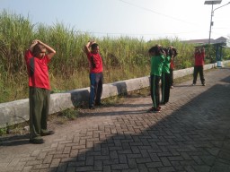Jaga Kesehatan dan Kebugaran, Babinsa Koramil 0816/05 Tulangan Olahraga Bersama Siswa