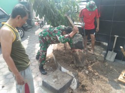 Jaga Kebersihan dan Keindahan, Anggota Koramil 0816/15 Sukodono Bersihkan Pangkalan