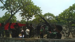 Babinsa Koramil 0816/05, Serma Edi Membantu Proses Pemakaman Secara Militer - Purnawirawan TNI AD Didesa Binaan