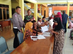 Babinsa Koramil 0816/05 Serma Edi & Bhabinkamtibmas Aipda Rully Dampingi Penyaluran Bantuan Sosial Beras Kepada Warga