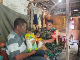 Jumat berkah babinsa 0816/01 Suko bagikan paket sembako.