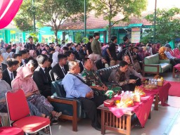 Serma Suparman Hadiri Wisuda Purnawidya SMPN 1 Krembung TA. 2022/2023