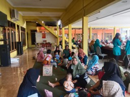 Babinsa Koramil 05/Tulangan Dampingi Kegiatan Posyandu Balita