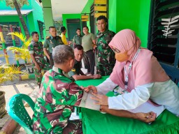 ANGGOTA KORAMIL 0816/16 WARU MELAKSANAKAN PENGECEKAN KESEHATAN BERKALA