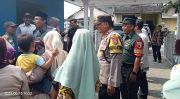 Bersama Forkopimda Kab Sidoarjo Babinsa Desa Kalisampurno Dampingi Pembagian Bantuan Beras